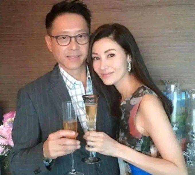 女神51岁李嘉欣出席活动，自曝胖了14斤，想跟老公去日本过二人世界