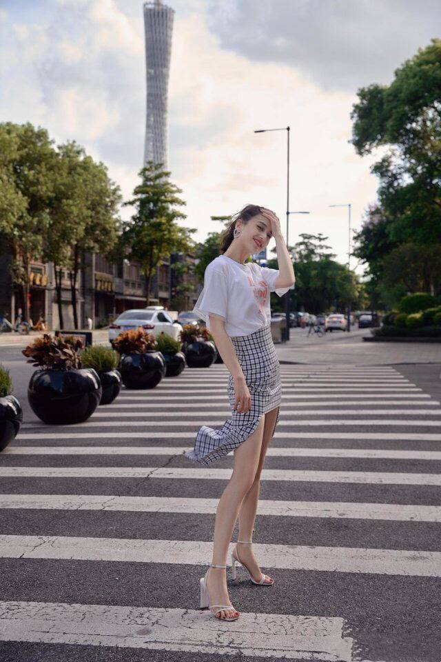 马尾 黄圣依太有“小心机”，格纹半身裙中间短两边长，不经意间秀美腿