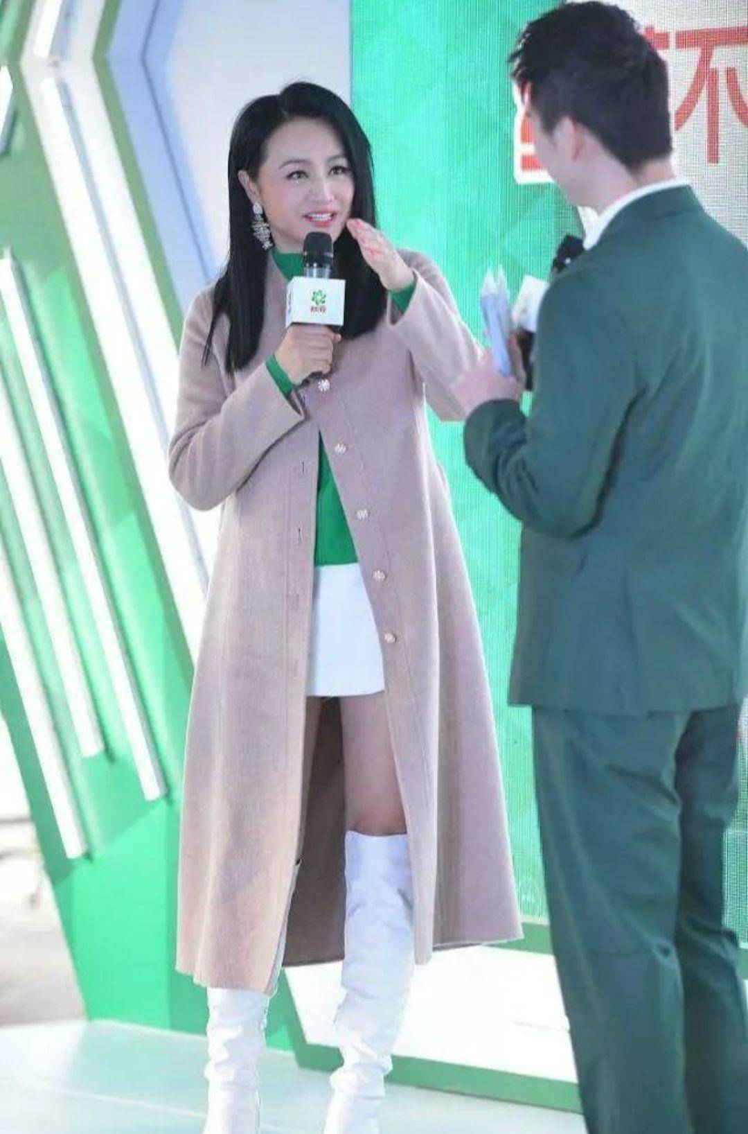 身材苗条 曹颖穿粉色大衣配连衣裙,47岁还真看不出来,身材苗条像少女