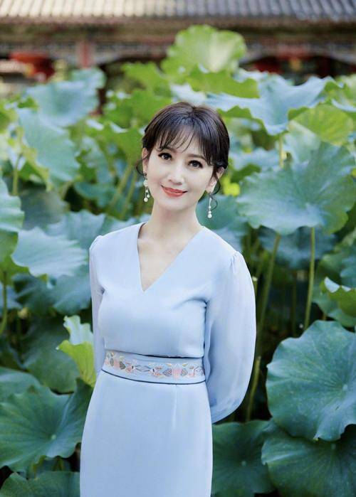 名媛 赵雅芝衣品真的好，基础款连衣裙穿出名媛气质，这哪是67岁的奶奶