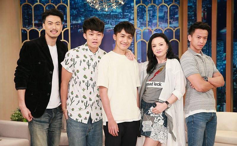 中年人 曾华倩的休闲穿搭太显嫩了,和年轻小伙拍合照,都看不出是中年人