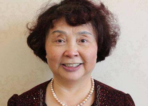 地方中年女人化妆:一个地方要白,一个地方要黑!不用装嫩,简单漂亮