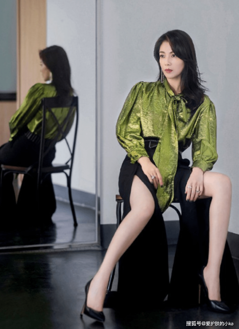 颜色 刘涛“酷姐”路线越走越顺，绿闪闪衬衫配上大佬坐姿，霸气有范