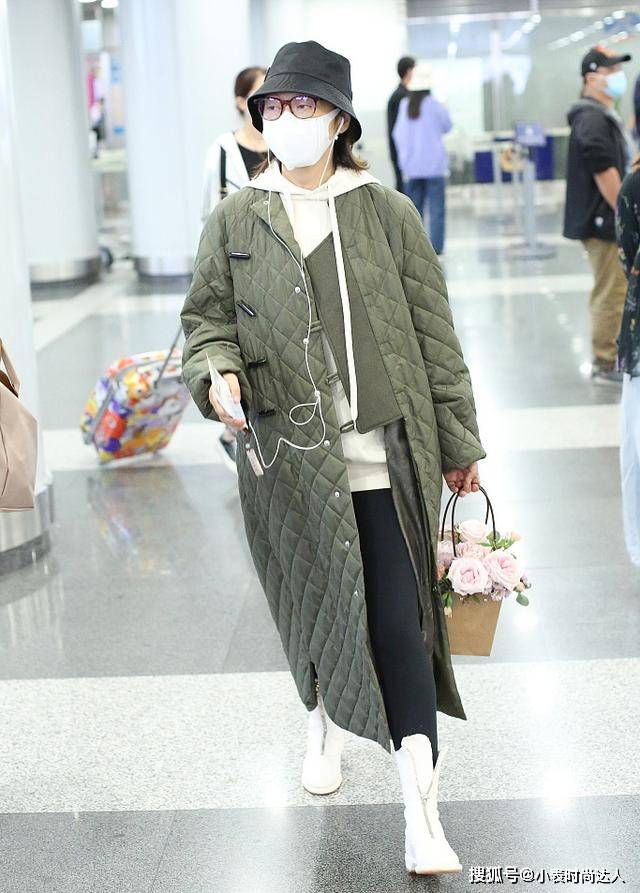 卫衣 这是提前过冬了？闫妮穿卫衣又裹大衣，健美裤搭靴子还真与众不同