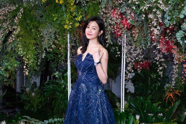 黑色 陈妍希真不愧是时尚辣妈,穿黑色连体裤拍时尚大片,减龄又洋气