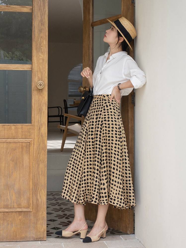 蓝色 上班的女生怎么选择衬衫？浅蓝色衬衫配西装裤或半身裙，就很好看