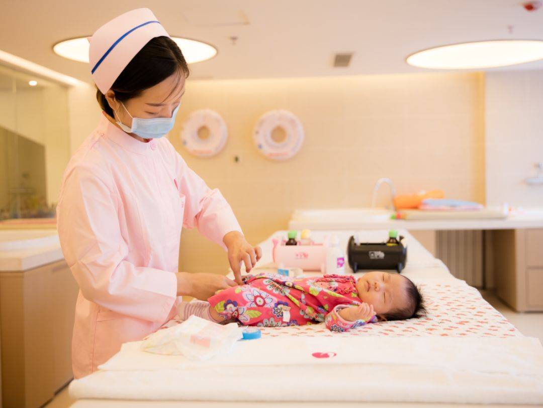 孩子出生后第1周,每一天都有一"难",妈妈要学会带娃一起克服_母乳