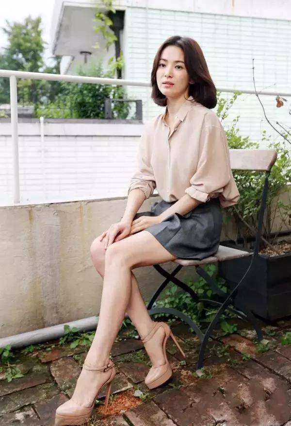 显高 当74岁汪明荃与69岁狄波拉同框,才知道“自然老”也可以这么美