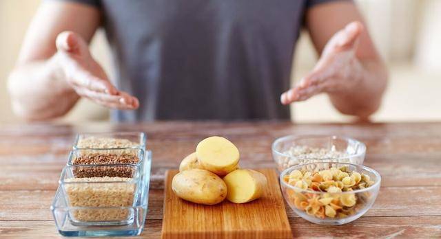 进行|患了糖尿病，除了需要用药之外，还要警惕并发症的出现