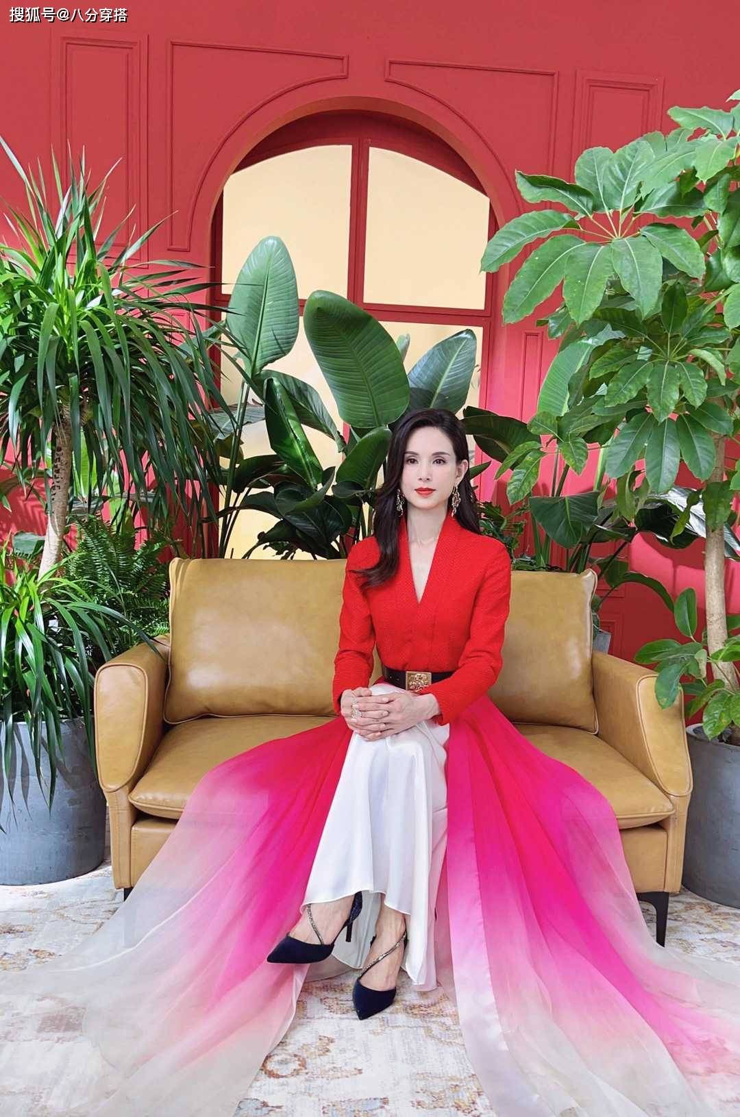 身材 李若彤有多自信?穿红色大衣配丝袜秀“小鸟腿”,这身材堪比少女