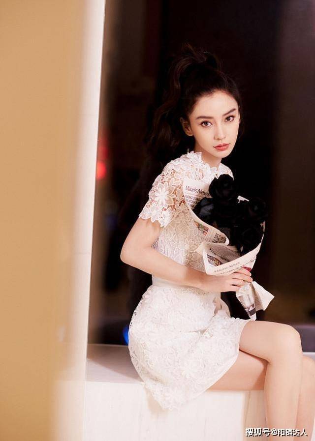 显得 杨颖越长越精致了，白色蕾丝裙秀出白皙美腿，少女气质就是抹不掉