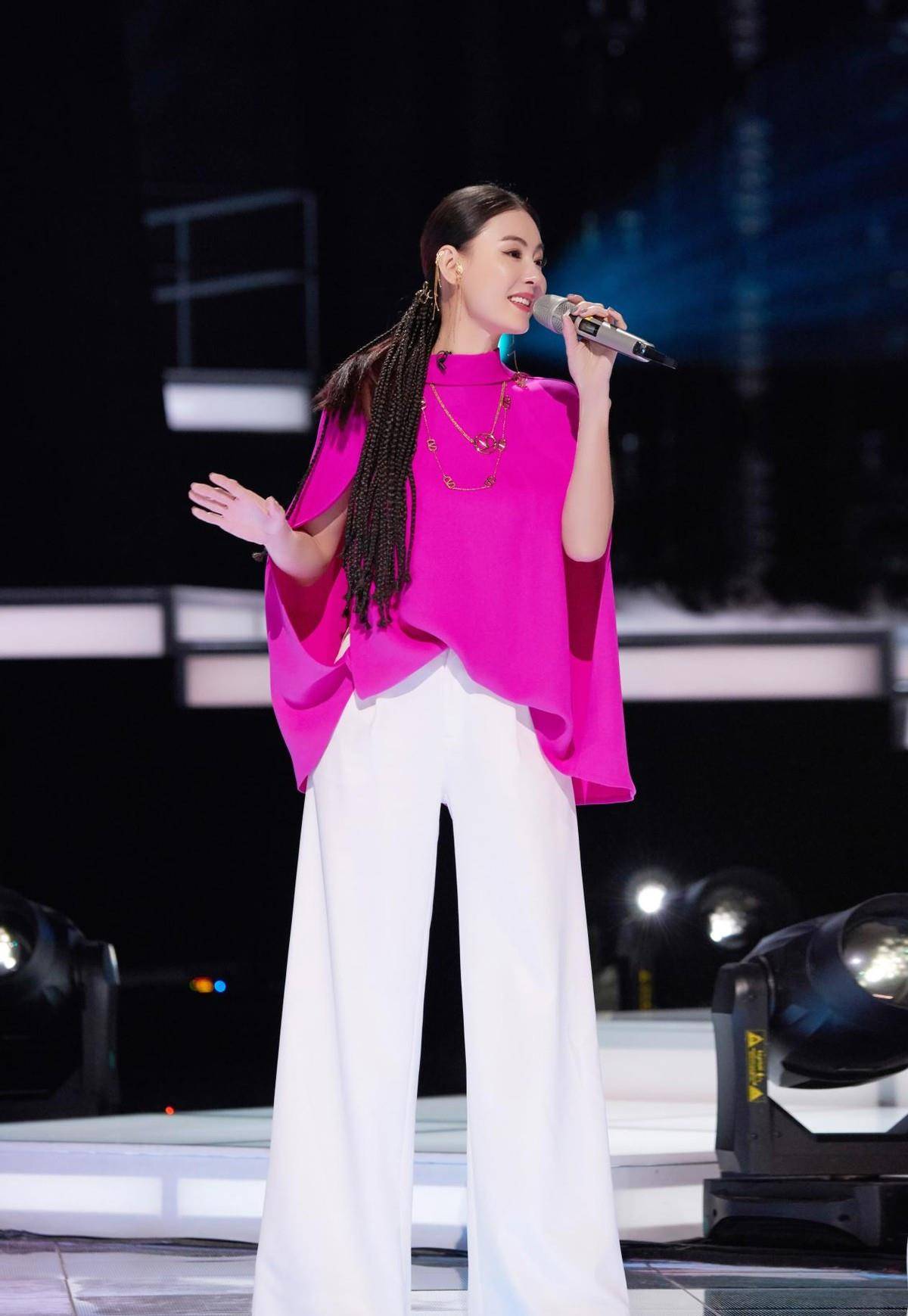 黑色 张柏芝虽然40多了,但生图很显嫩,穿白色长裤气质很帅气