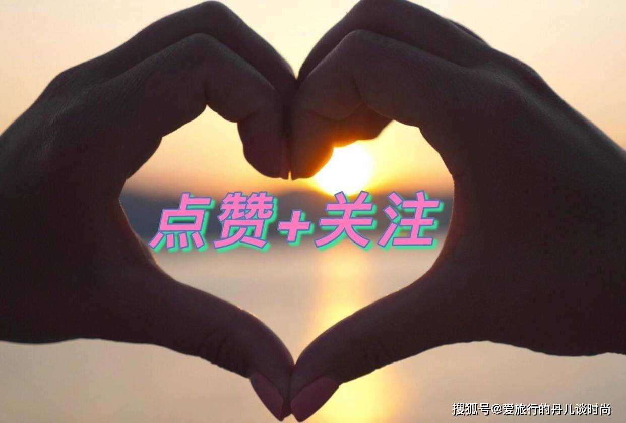 整体 小姐姐秋日穿搭演绎简约风,白色西装搭黑色百褶短裙,干练又减龄