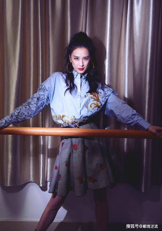 黄圣依 黄圣依携婆婆上综艺！穿撞色毛衣舒适随意，略施粉黛就很美