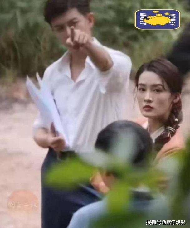 请君 拍摄遭泄露 任嘉伦片场发现代拍 手指示意的反应真实了 李沁 全网搜