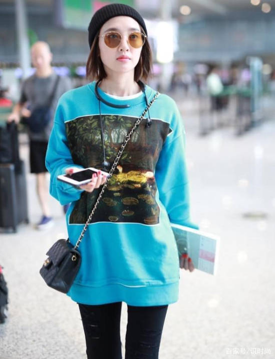 黑色 唐艺昕嘻哈打扮现身机场,印花卫衣配小脚裤,看着比张若昀还有型
