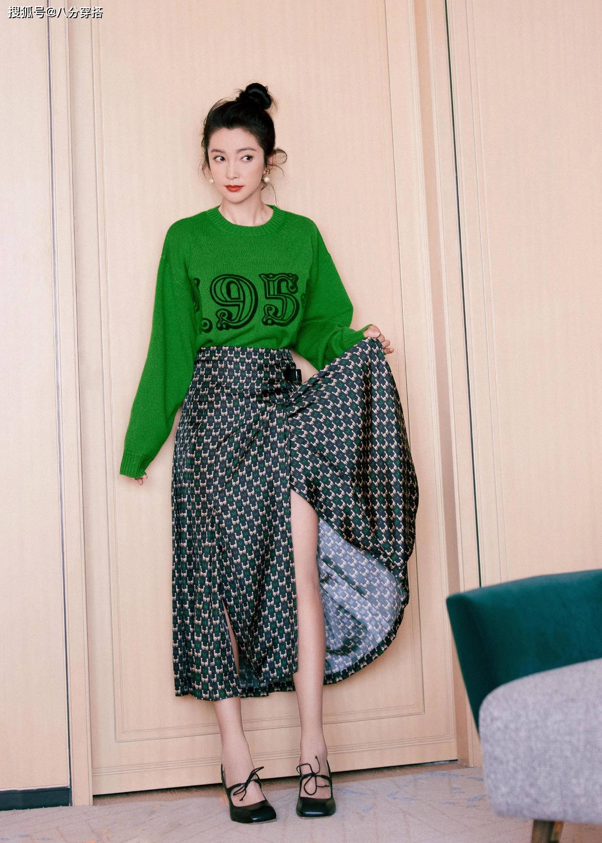李冰冰 李冰冰新造型太美,绿毛衣配印花半裙大玩少女风,青春减龄好惹眼