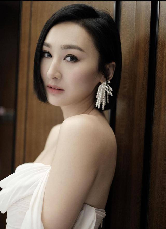 耳环 高海宁穿衣真“胆大”，身穿一件白色连衣裙大秀凹凸身材，美腻了