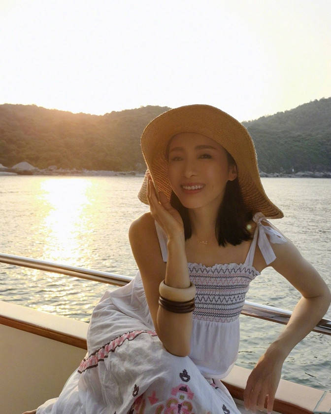 灯笼 黎姿为女儿庆生真细腻!穿香风外套配长靴,提灯笼折信纸母爱溢出