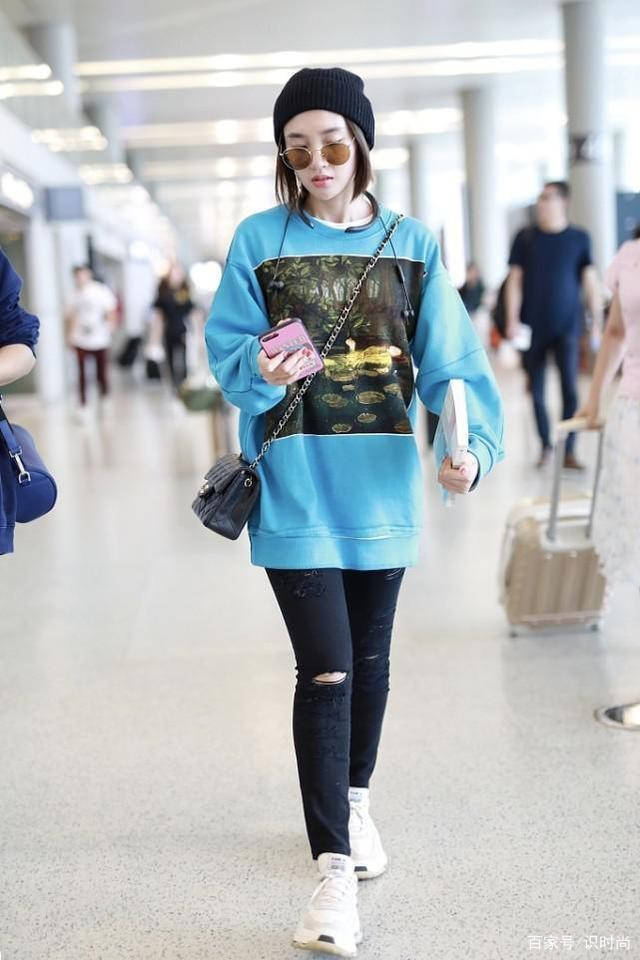 黑色 唐艺昕嘻哈打扮现身机场,印花卫衣配小脚裤,看着比张若昀还有型