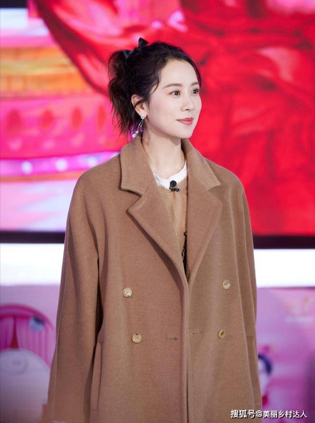 进行 海清留了长发更美了！穿卡其色针织衫很显肤白，温柔又有气质
