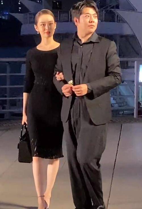 曲线 朗朗福气不浅，妻子吉娜穿小黑裙曲线好美，带着参加活动真长脸