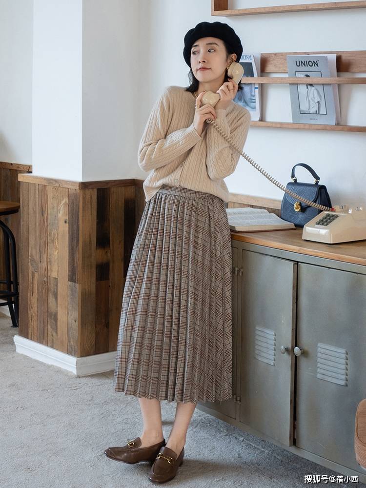 曲线 秋季还是穿“过膝裙”最优雅，选这4款搭配毛衣、针织衫，真高级