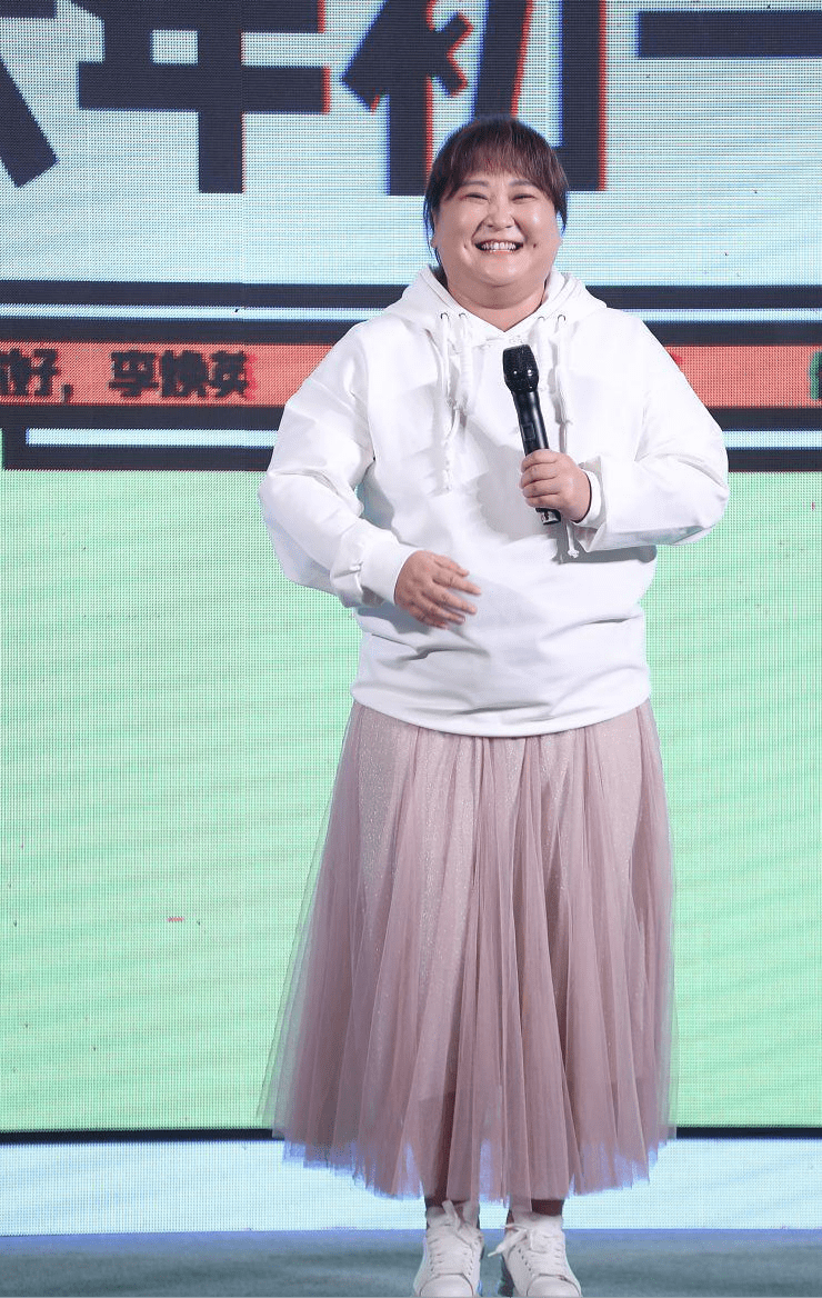 黑色 贾玲又没控制住身材,脖子胖出3层肉,穿长裙藏住粗腿仍有体积感
