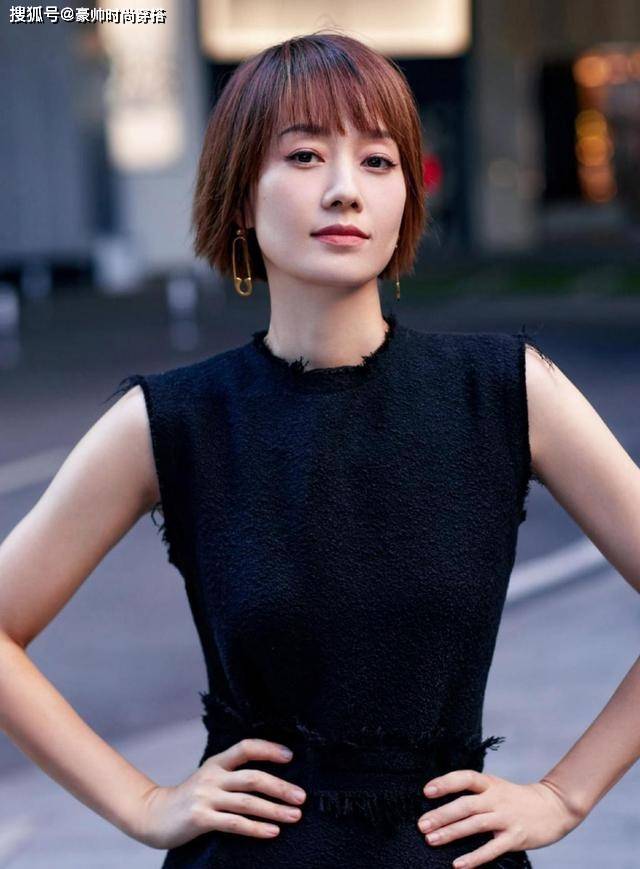 设计 马伊琍状态属实不错,不刻意扮嫩看起来更贵气,束腰裙更显好身材