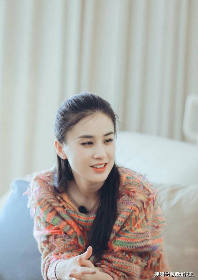 黄圣依 黄圣依携婆婆上综艺！穿撞色毛衣舒适随意，略施粉黛就很美