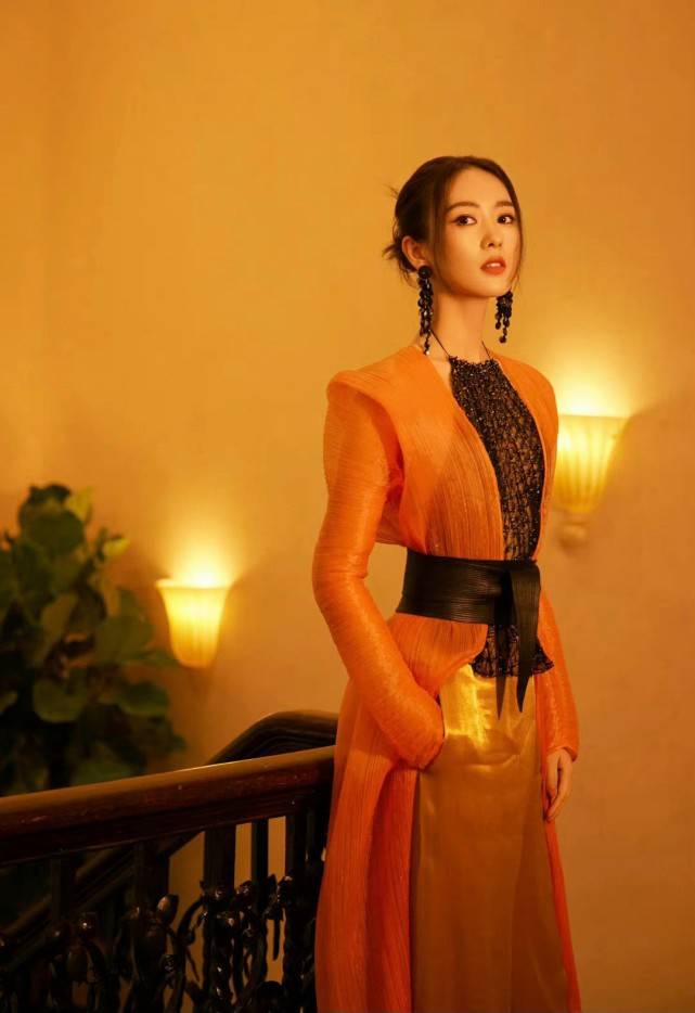黑色 这才是顶流排面！阿玛尼大秀明星全开挂，童瑶“换脸”抢全场风头