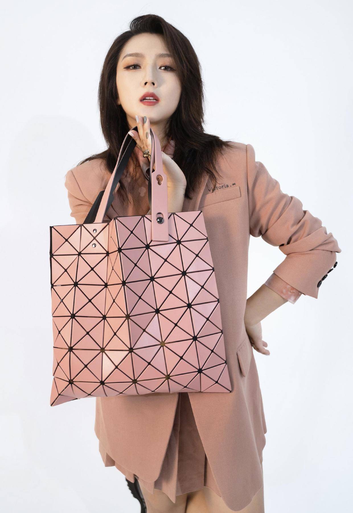 发型 何洁衣品真让人佩服，穿西装大玩“下衣失踪”，自然发型显气质