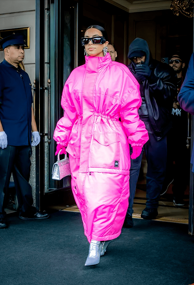 羽毛 金卡戴珊新造型又闪耀了！粉色紧身衣配羽毛斗篷，女王气场太强了