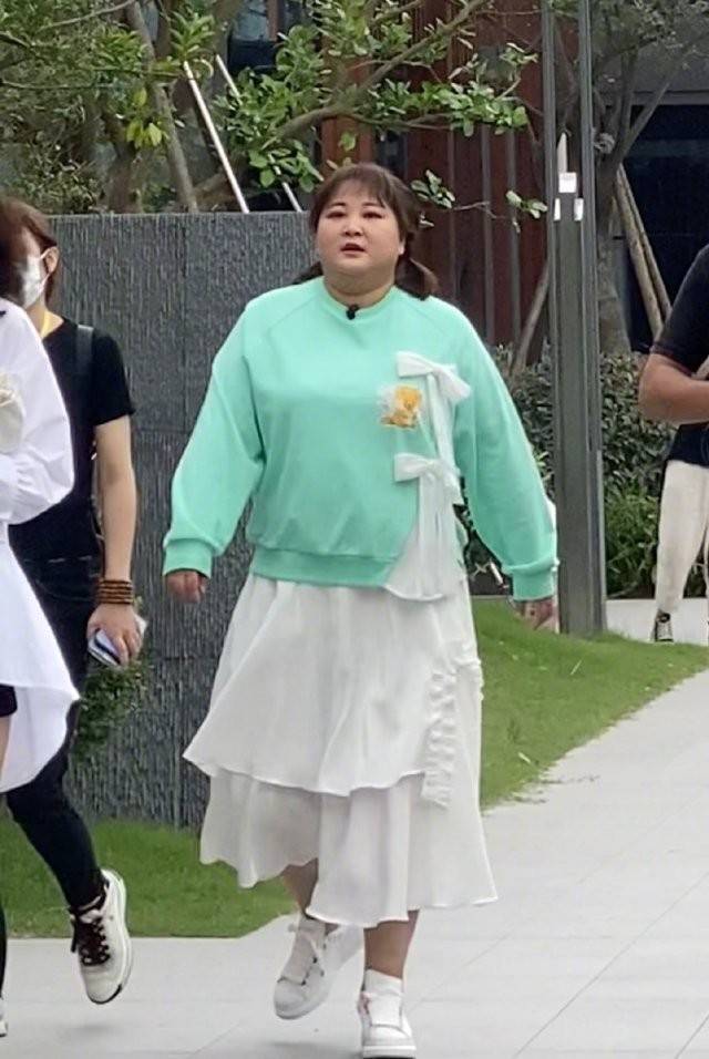黑色 贾玲又没控制住身材，脖子胖出3层肉，穿长裙藏住粗腿仍有体积感