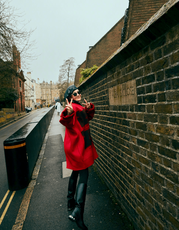 见识 52岁许晴真年轻,穿红大衣配长靴开心大笑,见识到了真正的气质美