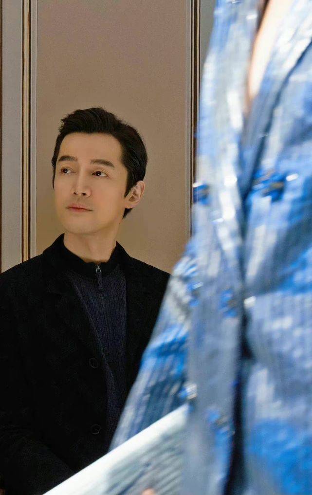 黑色 这才是顶流排面！阿玛尼大秀明星全开挂，童瑶“换脸”抢全场风头