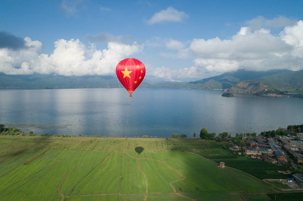 四川首个热气球空中游览项目落户凉山州盐源县