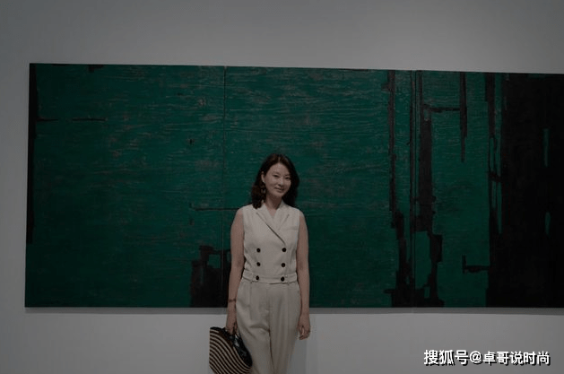 设计 穿连体长裙超显身材，画大红色唇妆，不愧是央视女神，气质绝了