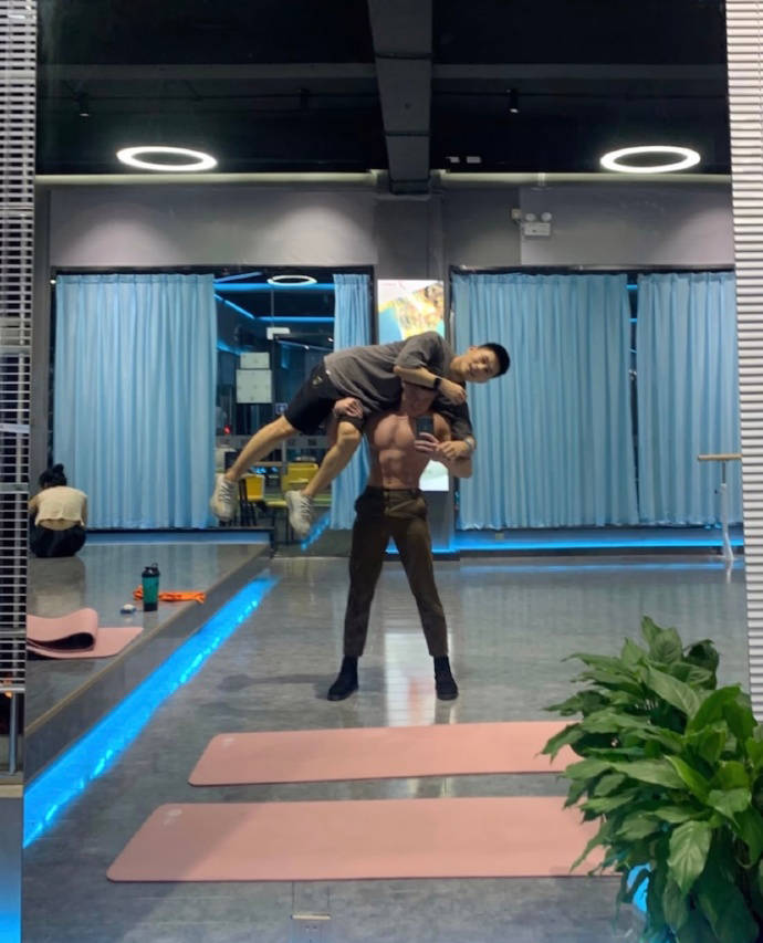 热爱健身的硬朗学长,满身肌肉男友力十足,扛起型男都很轻松!_训练