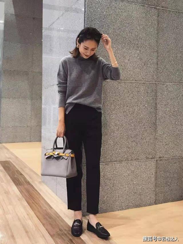 黑色 50岁女人穿衣越简单越高级，秋季毛衣极简搭配，气质又时髦