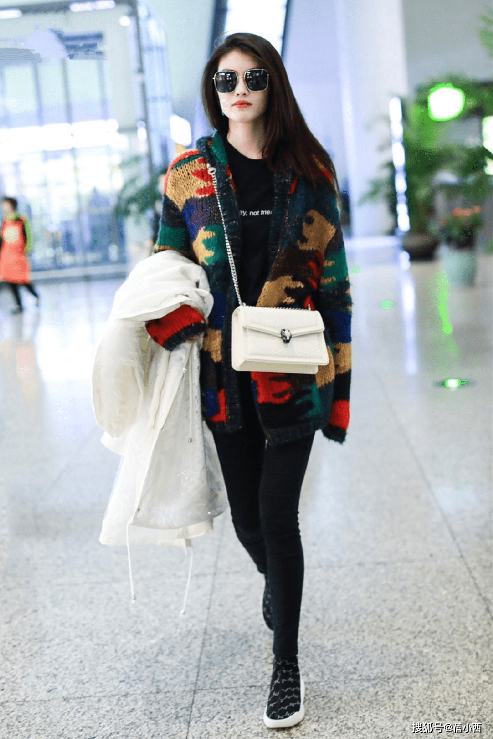 身材 何穗穿橘色开衩裙博眼球，不俗反而皮肤白到发光，只有她能驾驭了