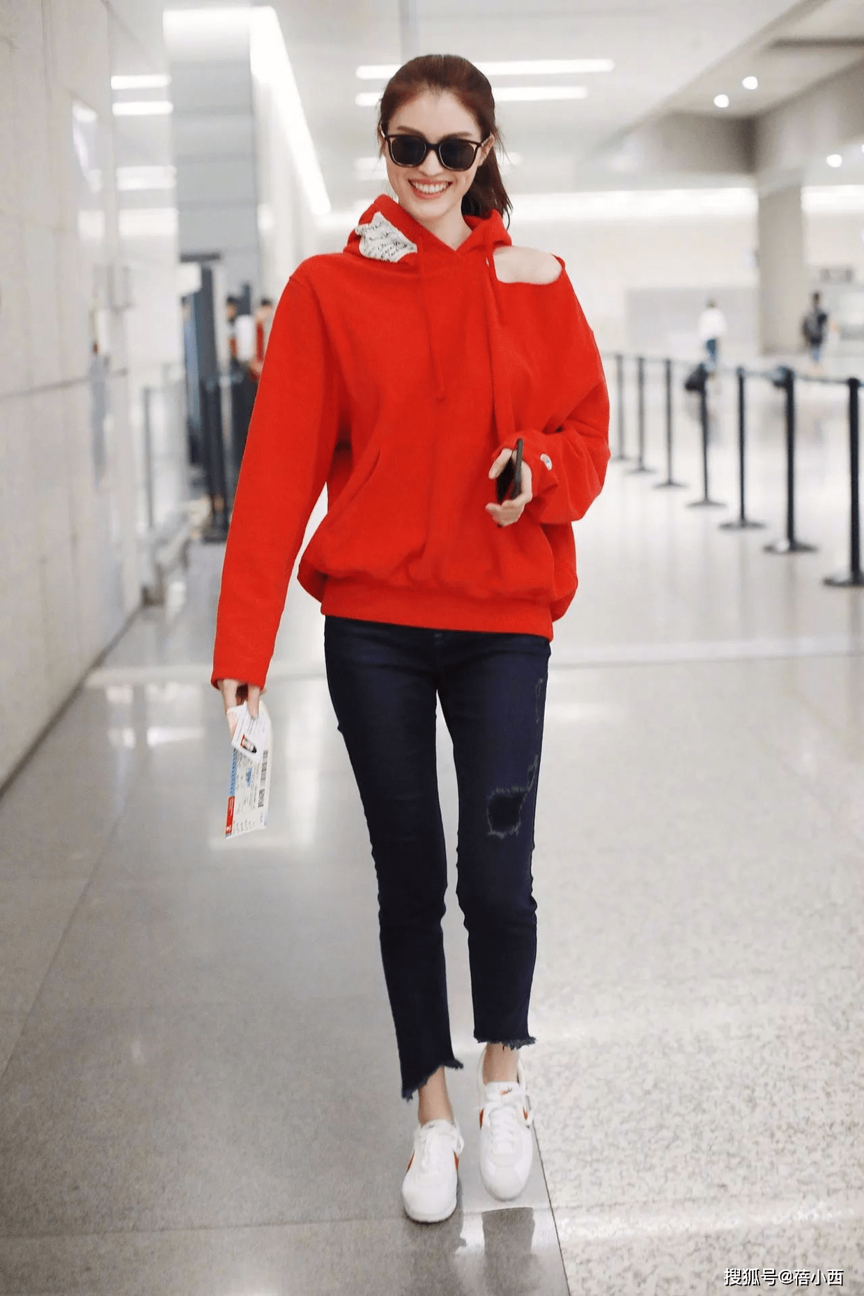 身材 何穗穿橘色开衩裙博眼球，不俗反而皮肤白到发光，只有她能驾驭了