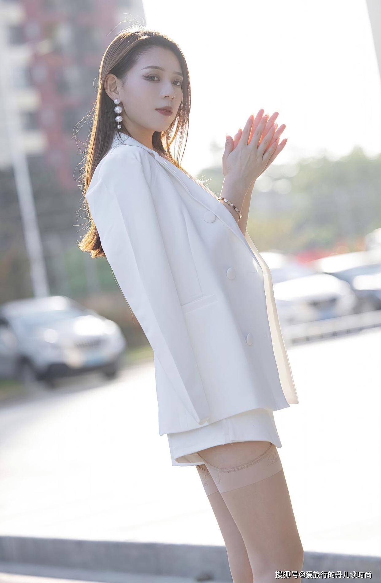 身材 小姐姐身穿白色西装搭配白色短裤, 轻松演绎轻熟范儿