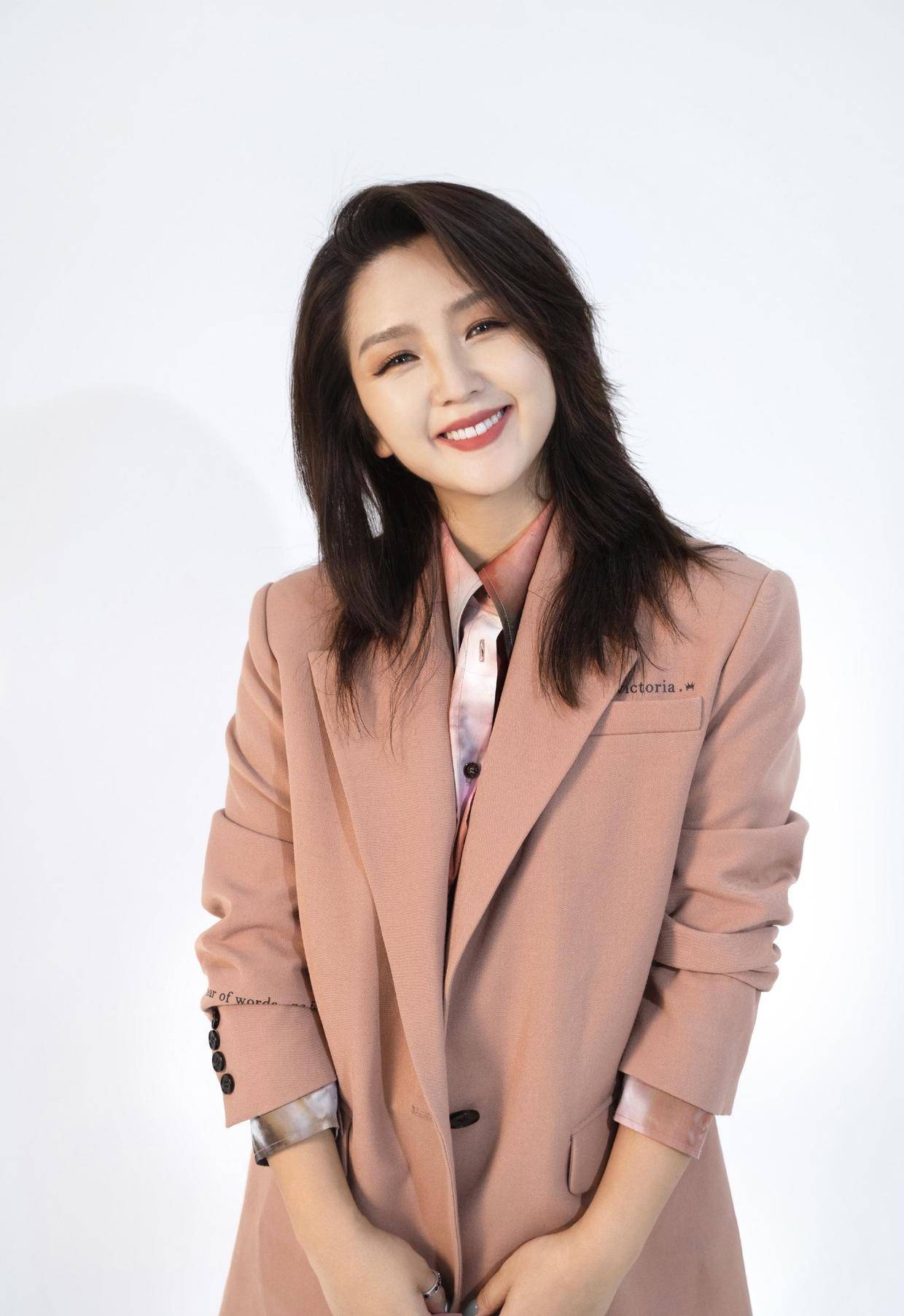 发型 何洁衣品真让人佩服，穿西装大玩“下衣失踪”，自然发型显气质