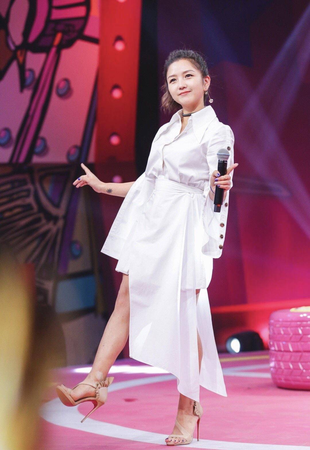 发型 何洁衣品真让人佩服，穿西装大玩“下衣失踪”，自然发型显气质