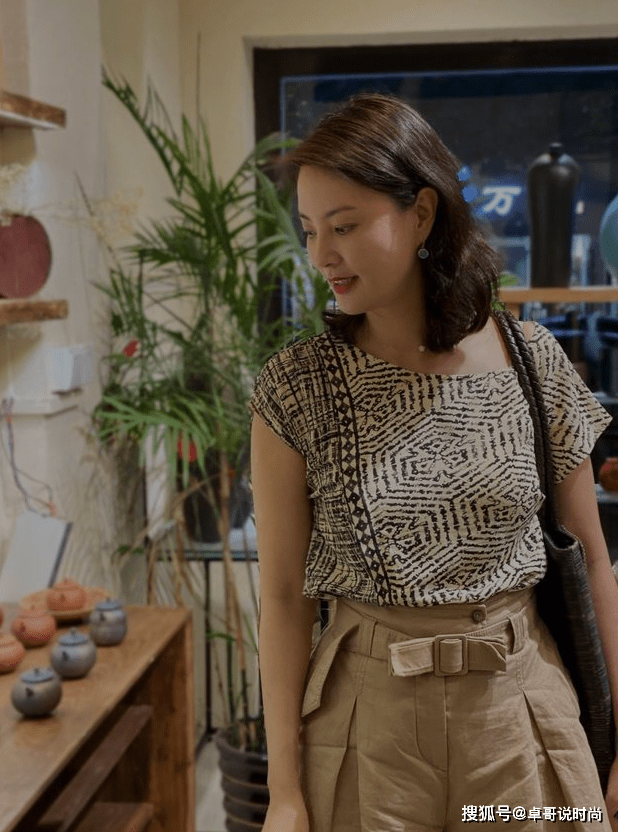 设计 穿连体长裙超显身材，画大红色唇妆，不愧是央视女神，气质绝了