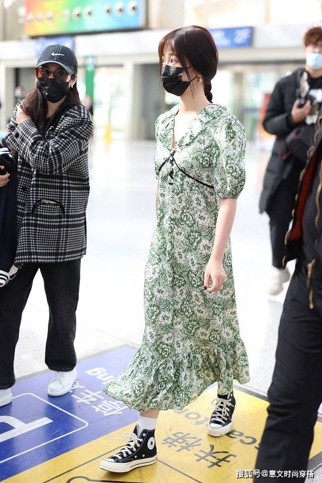 李一桐 碎花裙真的很挑人，一不小心就穿出了“翠花”既视感，你选对了吗
