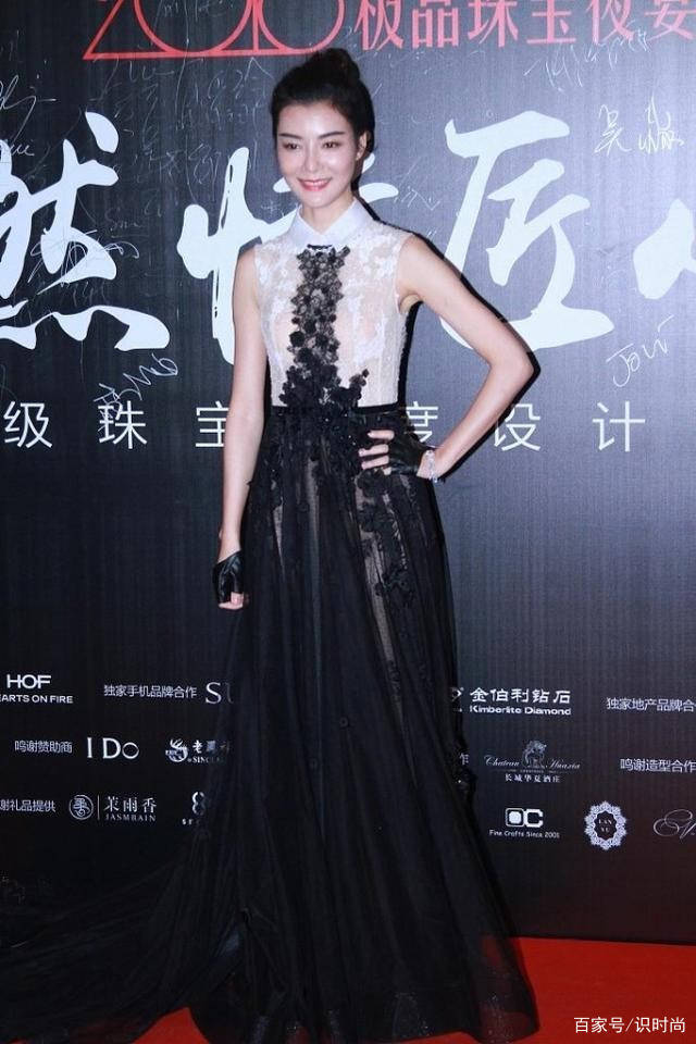 设计 车晓单身后明显瘦一圈,还好170身高撑得住,单薄身材让人心疼