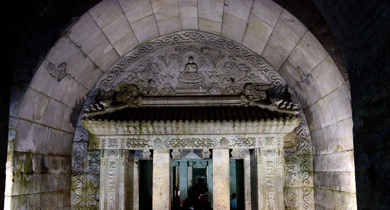 原创当令妃陵墓被打开,看清她体内的东西时,才明白乾隆对她是真爱