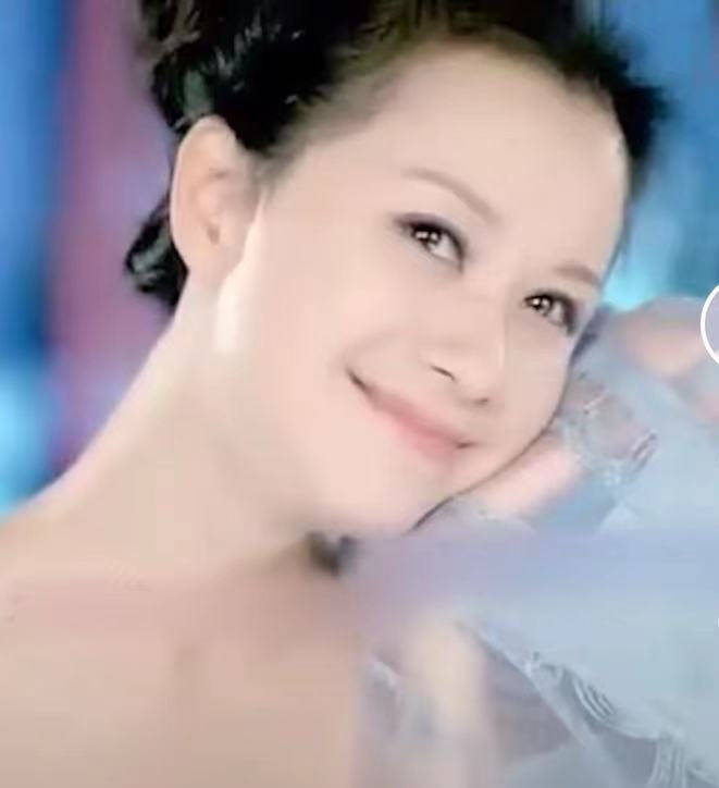 说到当年拍摄的婷美内衣广告,倪虹洁还有点哽咽,因为当年的压力和父母